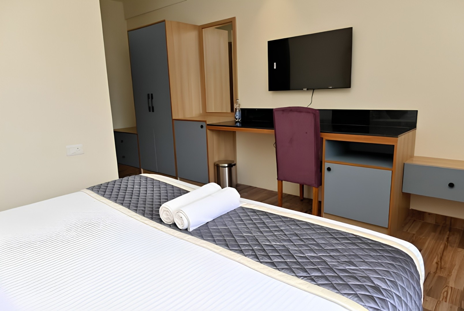 Contemporary hotel guest room