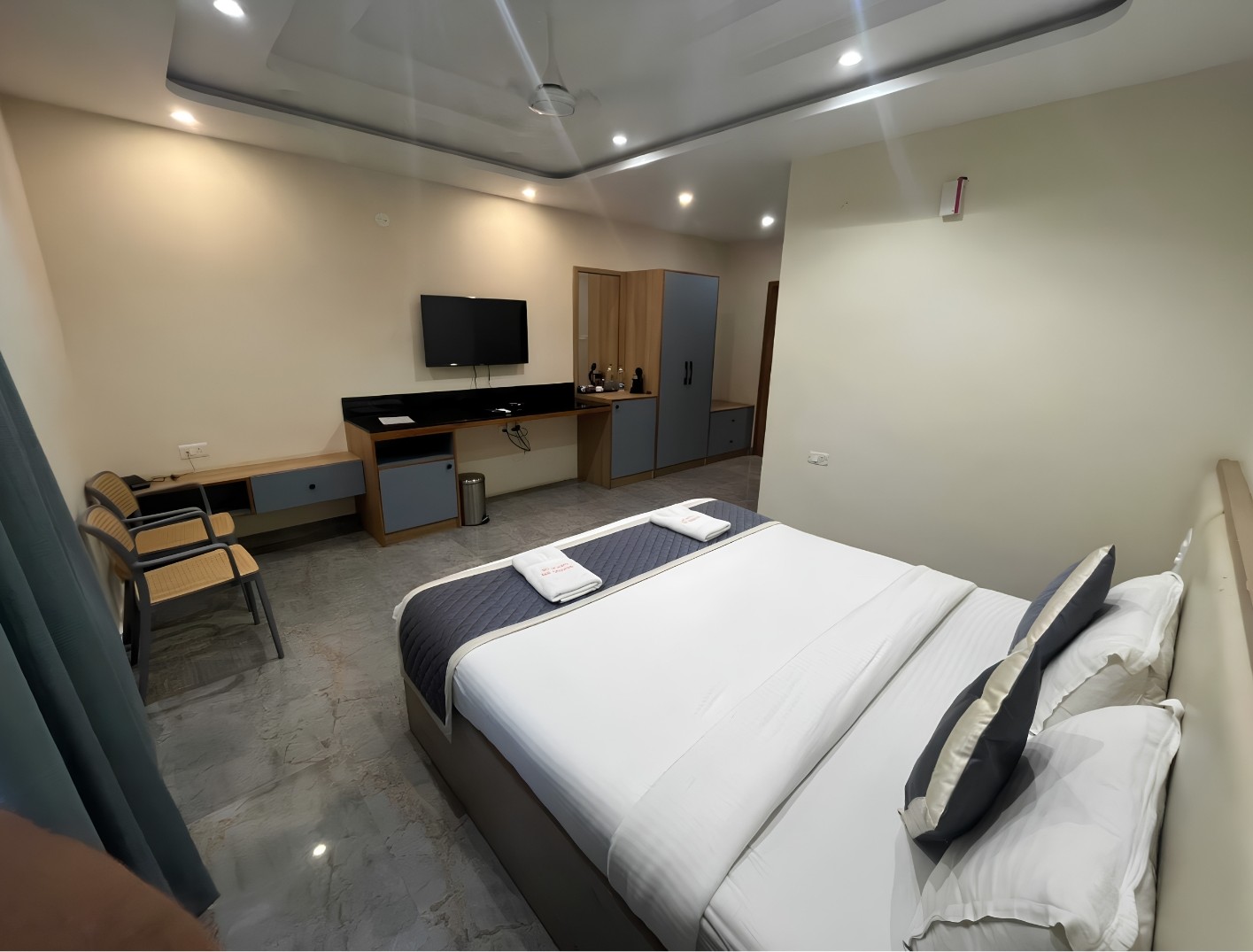 Suite hotel room